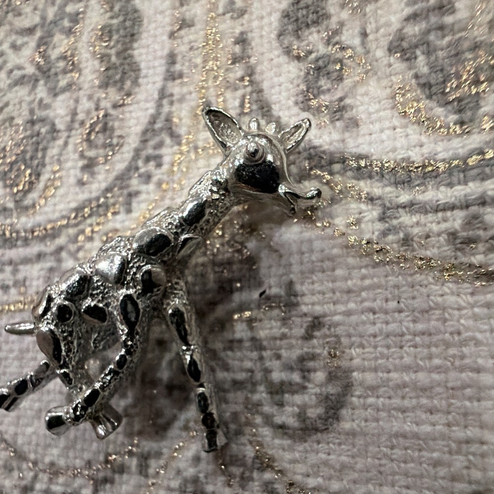 Silver Tone Giraffe Brooch Pin, Metal, Animals & Insects Theme, Pinback Clasp - Picture 2 of 4